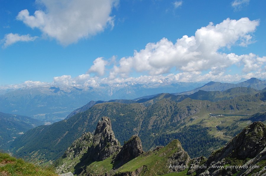 13 Panorama sui Denti della Vecchia e le lontane Retiche.JPG